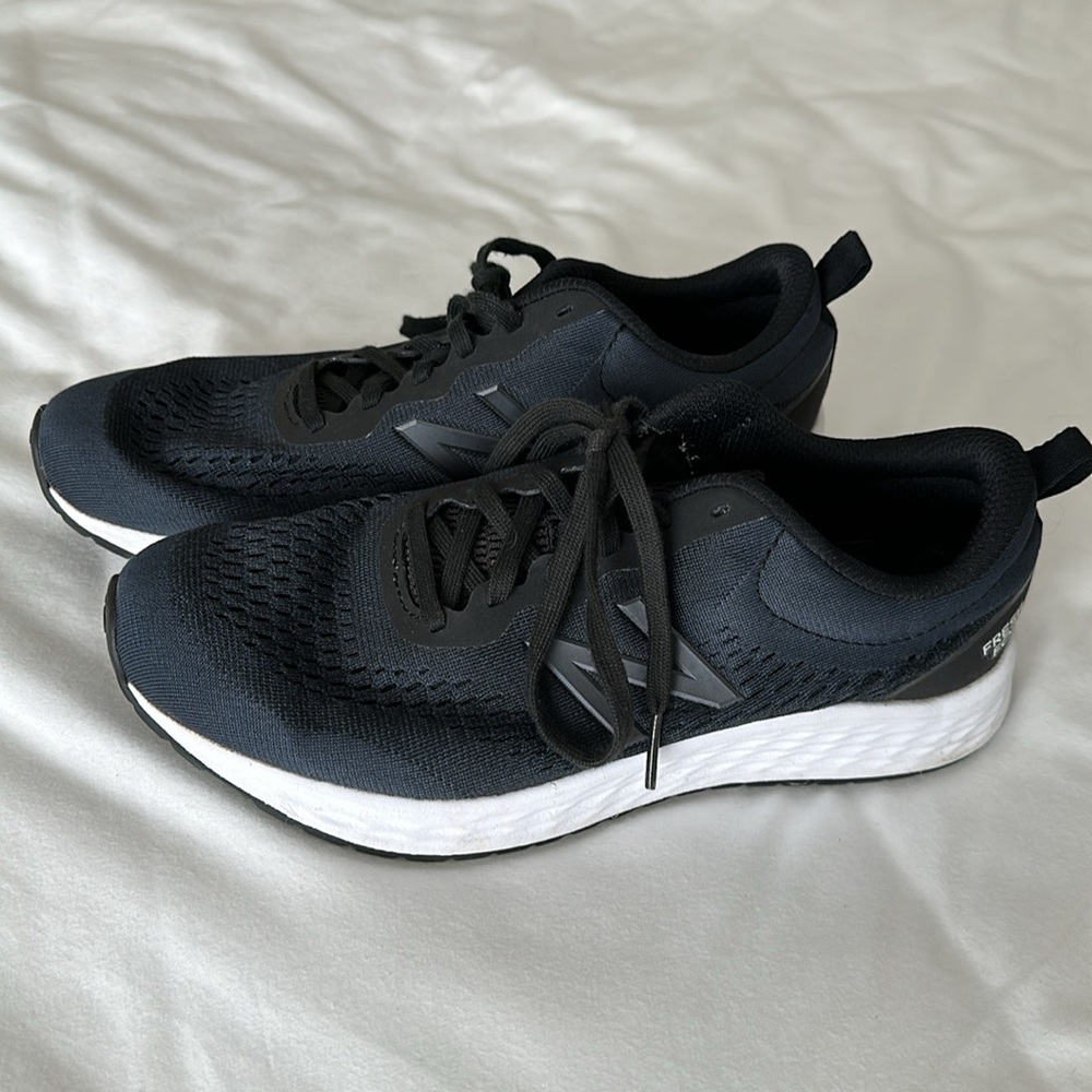 Navy and white New Balance sneakers (8.5)